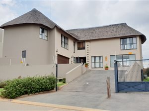 4 Bedroom Cluster in Heuningklip