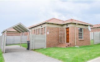 2 Bedroom House in Olievenhoutbosch