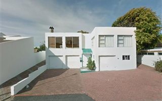 4 Bedroom House in Marina Da Gama