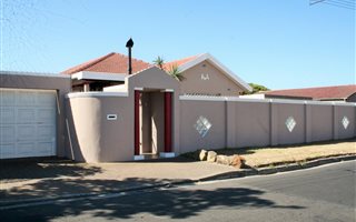 4 Bedroom House in Lotus River