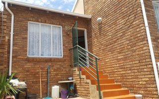 2 Bedroom Townhouse in Helderkruin
