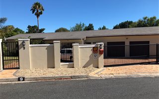 4 Bedroom House in Die Wingerd