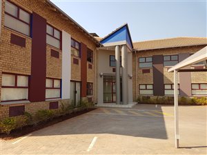 860 m² Commercial space in Moreleta Park