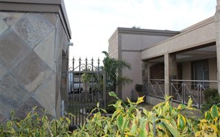 10 Bedroom House in Flamingo Vlei