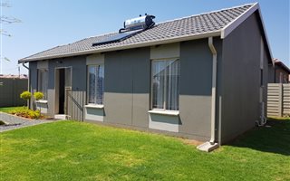 2 Bedroom House in Karen Park