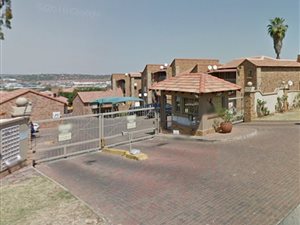 2 Bed Townhouse in Die Hoewes