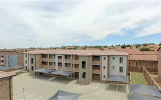 2 Bedroom Apartment in Rooihuiskraal North
