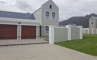 4 Bedroom House in Gordons Bay Central