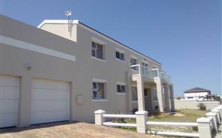 6 Bedroom House in Pelikan Park