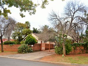 4 Bed House in Rooihuiskraal
