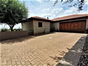 3 Bed Townhouse in Woodland Hills