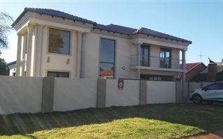 4 Bedroom Duplex in Doornpoort and surrounds