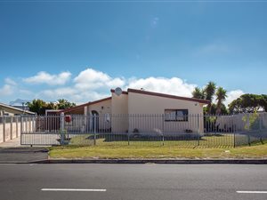 4 Bed House in Bothasig