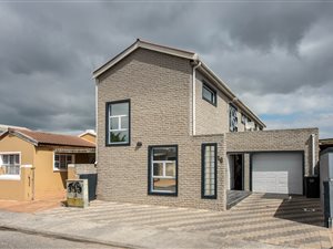 4 Bed House in New Woodlands