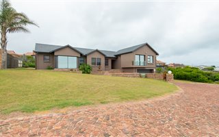 3 Bedroom House in Village On Sea