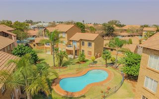 2 Bedroom Townhouse in Die Hoewes
