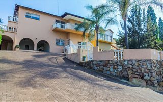 6 Bedroom House in Oakdene