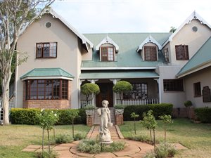 6 Bed House in Ninapark