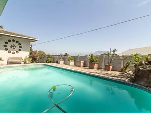 5 Bed House in Panorama