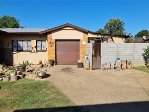 4 Bed House in East Geduld