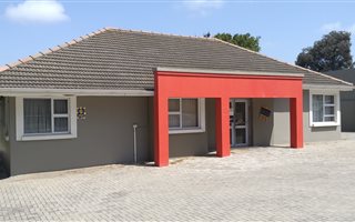 200 m² Office Space in Newton Park