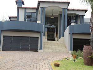 5 Bedroom House in Featherbrooke Estate
