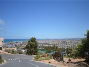 1035 m² Land available in Gordons Bay Central