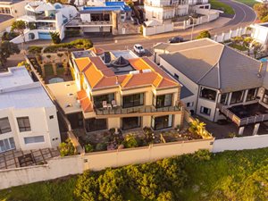 6 Bed House in Bloubergstrand