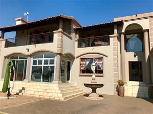 5 Bed House in Ruimsig Country Estate