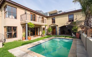 4 Bedroom House in Vredehoek