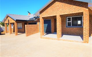 3 Bedroom Duet in Stilbaai