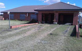 2.5 ha Farm with House in Mooilande