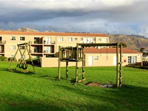 2 Bed Apartment in Sir Lowrys Pass