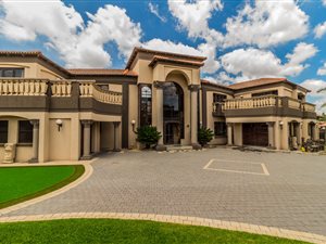 5 Bed House in Ebotse Estate