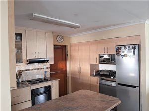 2 Bed House in Elsies River