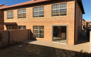 4 Bedroom Duplex in Hazeldean (Silverlakes Surroundings)