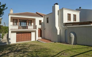 5 Bedroom House in Voelklip
