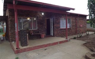 3 Bedroom House in Lourenspark