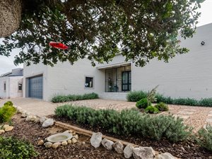 3 Bed House in Stilbaai