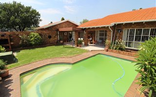 3 Bedroom Simplex in Elma Park