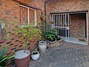 2 Bed Townhouse in Roodekrans