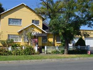 6 Bed House in Robertsham