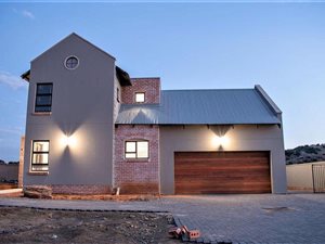 3 Bed Townhouse in Woodland Hills