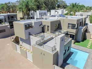 5 Bed Townhouse in Bedford Gardens