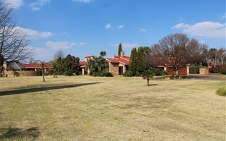 350 m² Commercial space in Glen Marais