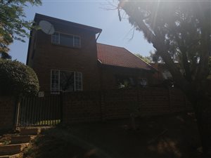 3 Bed Duplex in Waterkloof Park