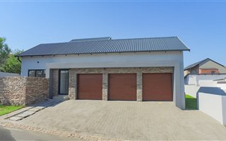 4 Bedroom House in Waterfall Country Village
