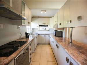 7 Bed House in Vincent