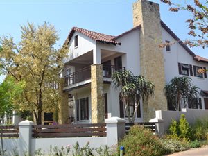 5 Bed House in Copperleaf Golf and Country Estate