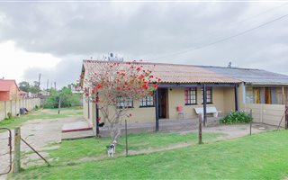 2 Bedroom House in Uitenhage Central